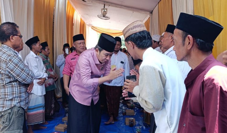 Gus Fawait bersalaman dengan para guru ngaji di Jember. (Foto: Zainul Hasan)