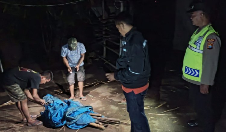Anggota Polres Nganjuk menggeledah arena sabung ayam, Selasa (30/10/2024), malam. (Foto: Istimewa)