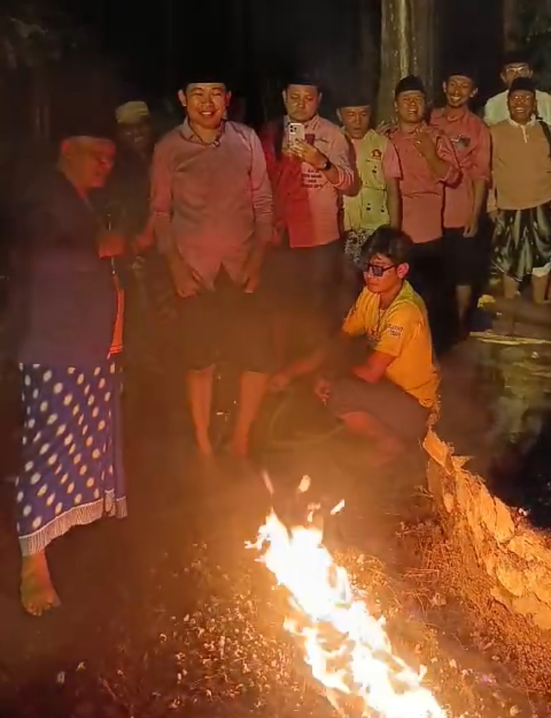 Gus Fawait siap-siap berjalan diatas bara api, Senin (21/10/2024). (Foto: screenshot video amatir)