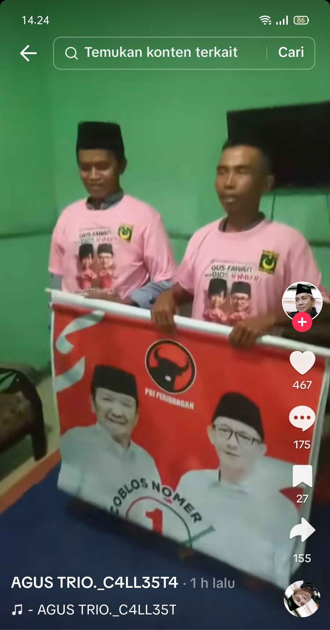 Kedua pria mengenakan kaos Paslon 02 memegang banner Paslon 02. (Foto: Tangkapan layar akun TikTok @agustrio123)