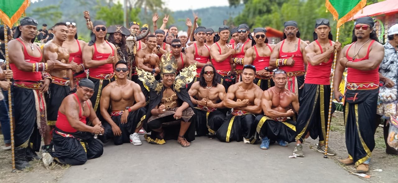 Peserta karnaval budaya di Desa Sidomulyo foto bersama. (Foto: Teamwork)