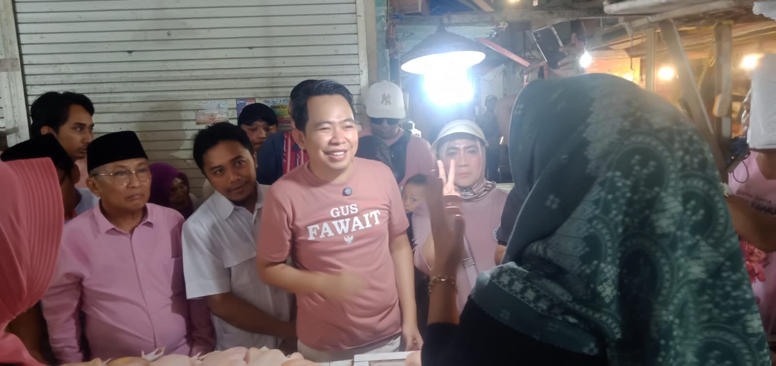 Gus Fawait mendengarkan keluhan pedagang di Pasar Tanjung. (Foto: Istimewa)