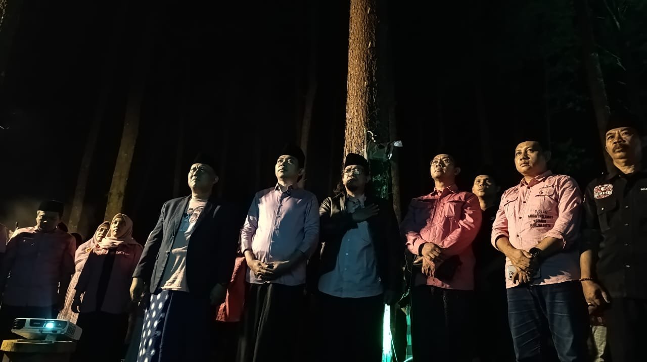Gus Fawait bersama tim pemenangan dalam acara Refleksi Hari Santri Nasional, Senin (21/10/2024, malam. (Foto: Zainul Hasan)