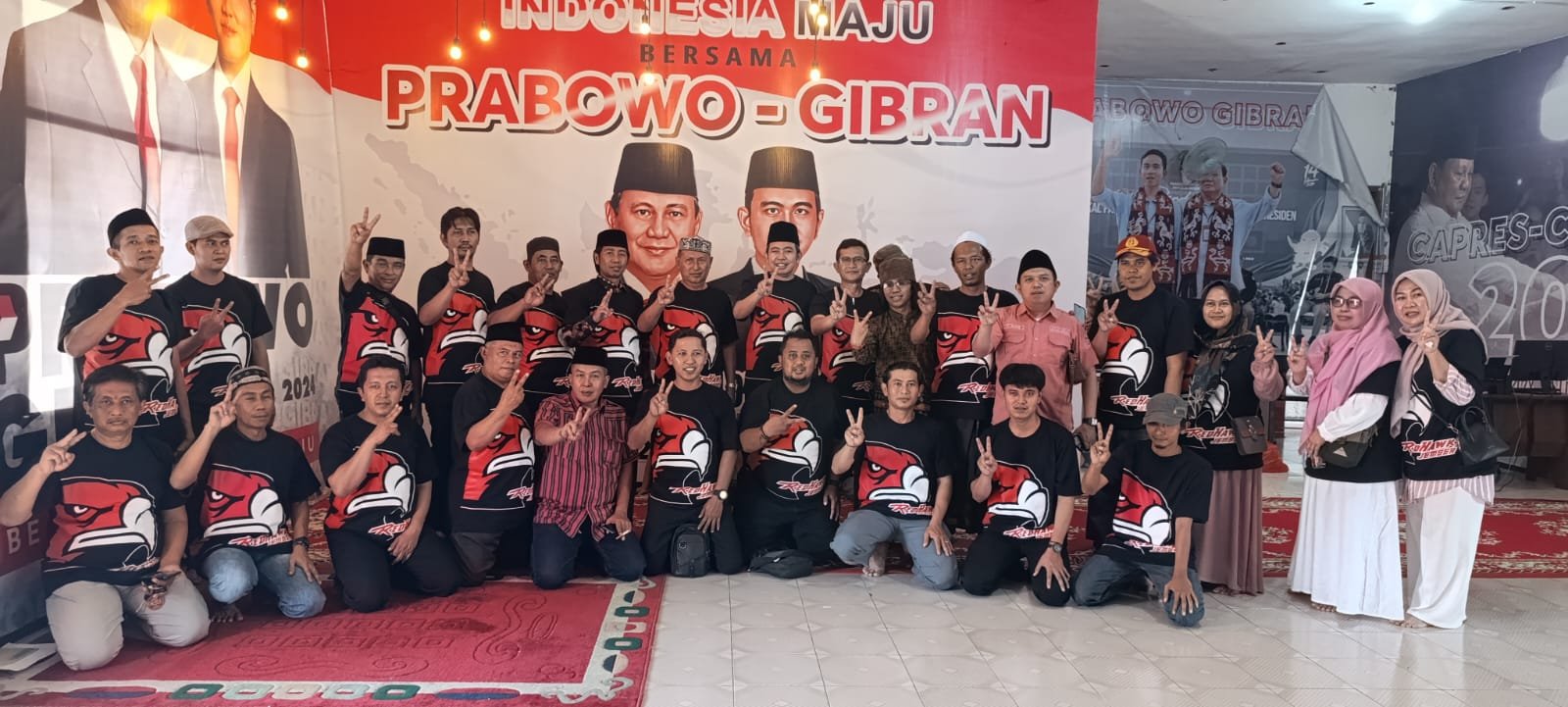 Pengurus Redhawk Jember foto bersama Gus Fawait di Posko Rumah Cinta. (Foto: Istimewa)