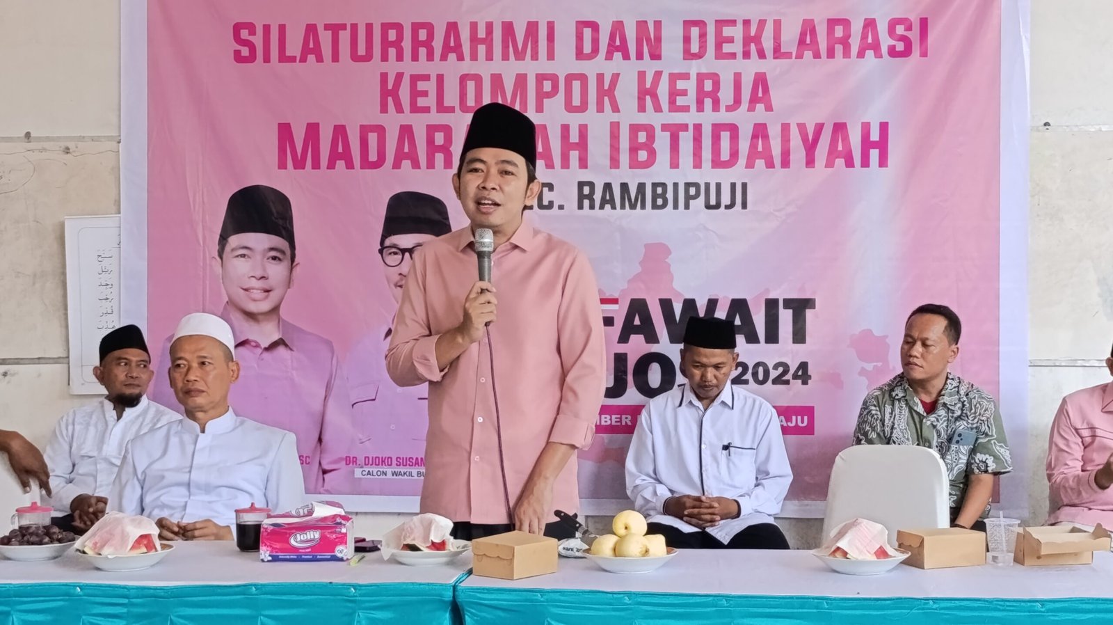 Gus Fawait menanggapi curhatan guru MI di Kecamatan Rambipuji. (Foto: Zainul Hasan)