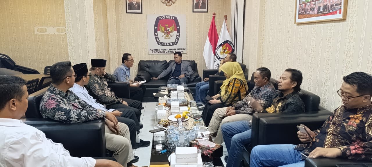 Pansus Pilkada DPRD Jember menemui KPU Jatim, Jumat (8/11/2024). (Foto: Zainul Hasan)