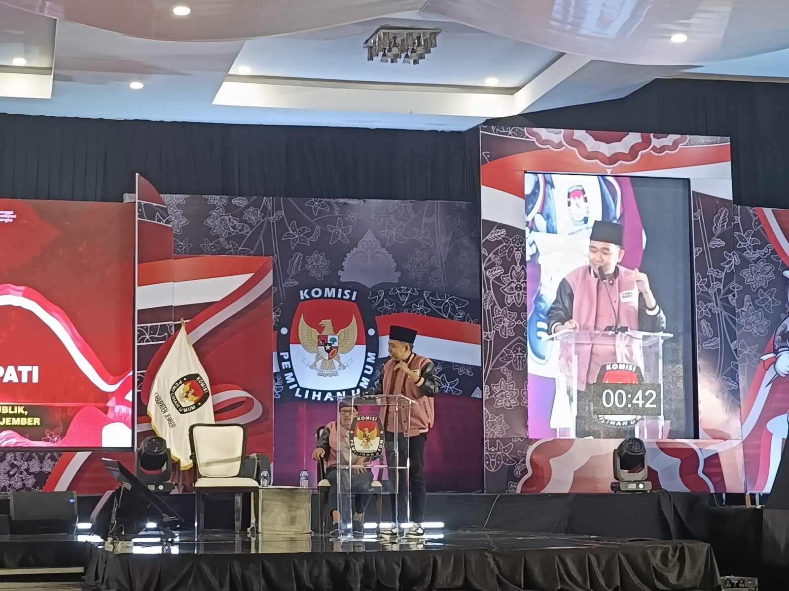 Gus Fawait menyampaikan pandangannya dalam Debat Publik Kedua Pilkada Jember, Sabtu (9/11/2024), malam. (Foto: Zainul Hasan)