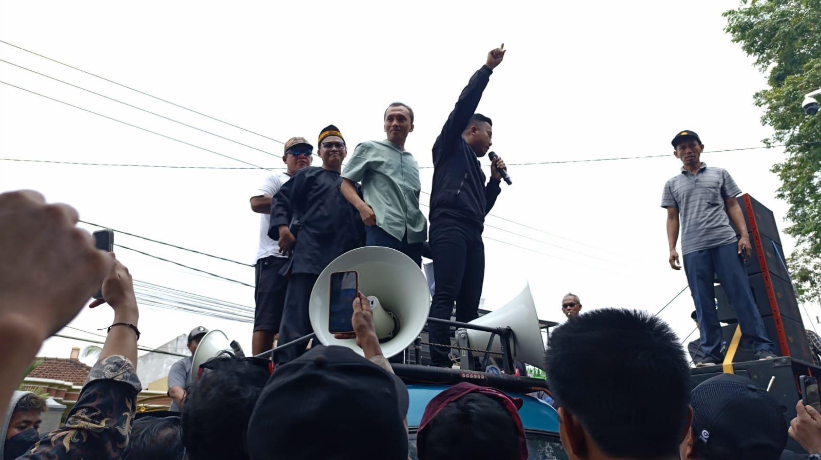 Andi Wasis menaiki mobil demo, merespon aspirasi warga, Rabu (13/11/2024). (Foto: Zainul Hasan)