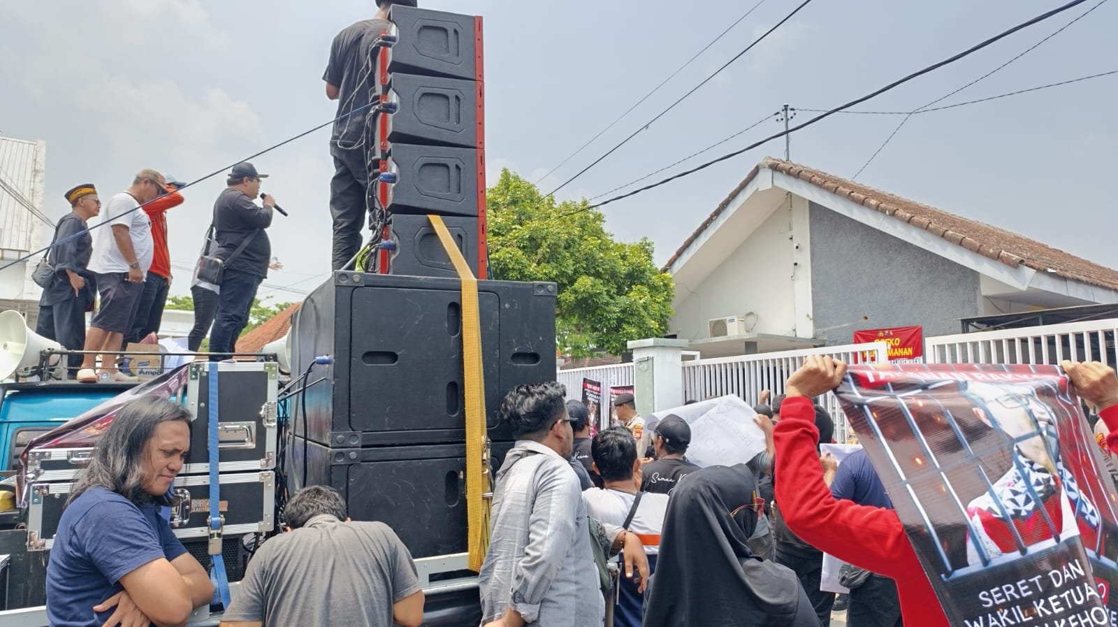 Warga menggeruduk Kantor Bawaslu Jember, Rabu (13/11/2024). (Foto: Zainul Hasan)