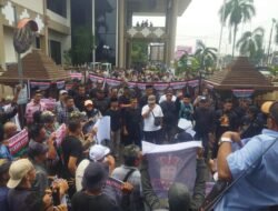 Ratusan Warga Geruduk DPRD Jember, Minta Pecat Oknum Komisioner Bawaslu dan KPU yang Tidak Netral
