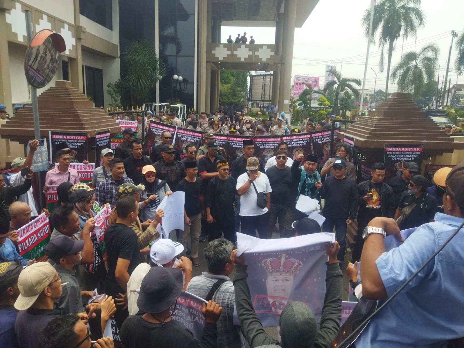 Ratusan warga menyampaikan aspirasi di depan DPRD Jember, Rabu (13/11/2024). (Foto: Istimewa)