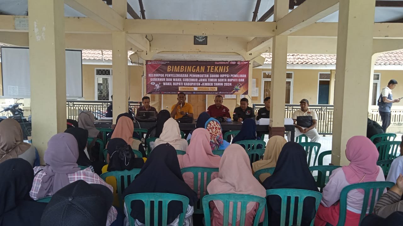 Muhammad Tahe memberikan sambutan dalam kegiatan Bimbingan Teknis KPPS Pilgub Jatim dan Pilkada Jember di Desa Duren, Kamis (14/11/2024). (Foto: Istimewa)
