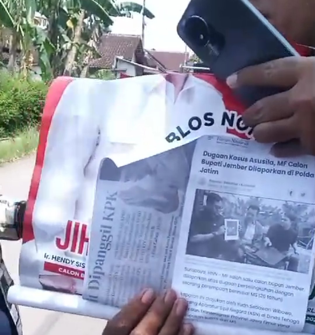 Warga menunjukkan selebaran black campaign yang disebar sejumlah oknum, Jumat (22/11/2024). (Foto: tangkapan layar video amatir)