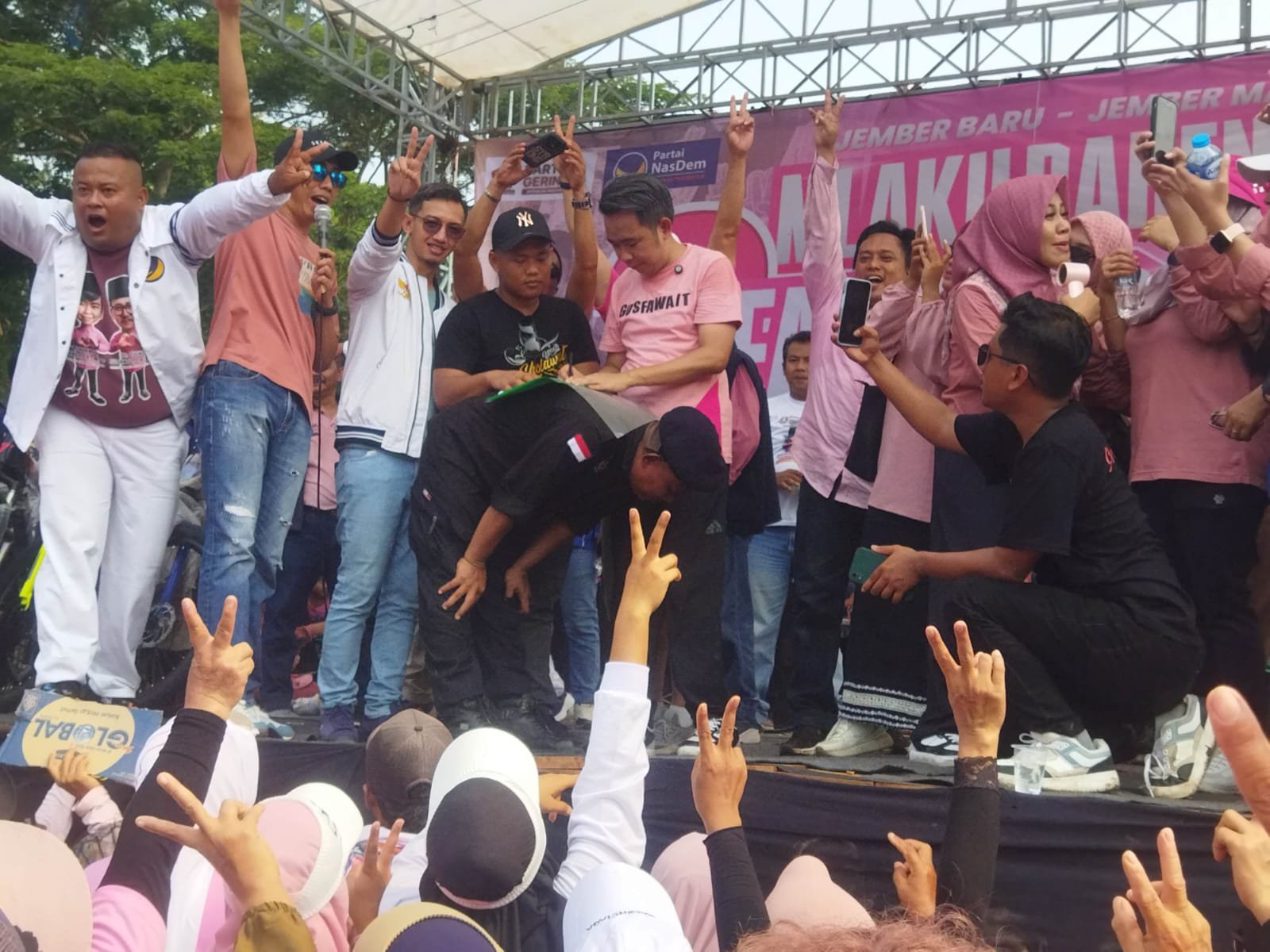 Gus Fawait menandatangani komitmen penataan sound horeg, Sabtu (23/11/2024). (Foto: Istimewa)