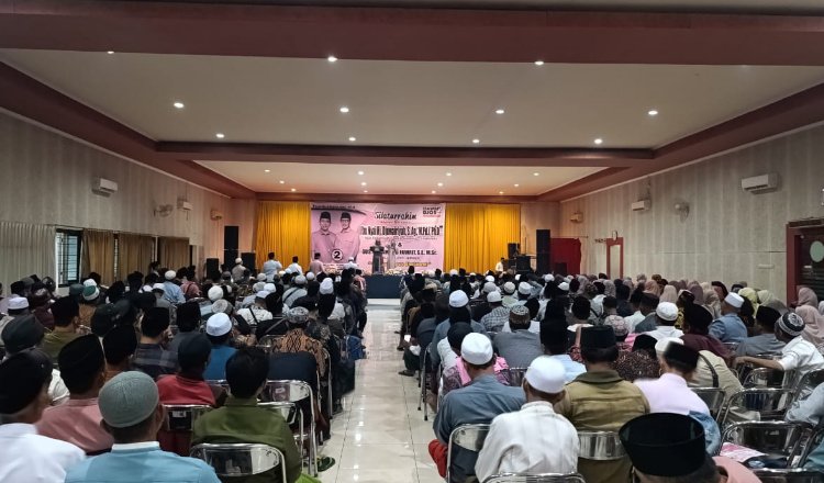 Nyai Hajjah Djuwairiyah berpidato dalam acara silaturahim alumni bersama Gus Fawait di Gedung Garuda Kaliwates. (Foto: Zainul Hasan)