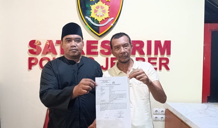 Pelapor menunjukkan surat tanda terima laporan di halaman Mako Polres Jember, Kamis (7/11/2024). (Foto: Zainul Hasan)