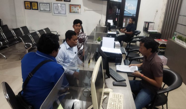 DPC Demokrat Jember melaporkan menantu Hendy, Jumat (8/11/2024). (Foto: Istimewa)