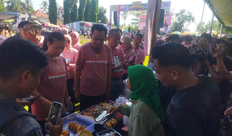 Mbak Saras dan Gus Fawait mengunjungi pedagang kecil dalam acara JJS di Lapangan Sukorambi, Sabtu (9/11/2024). (Foto: Istimewa)