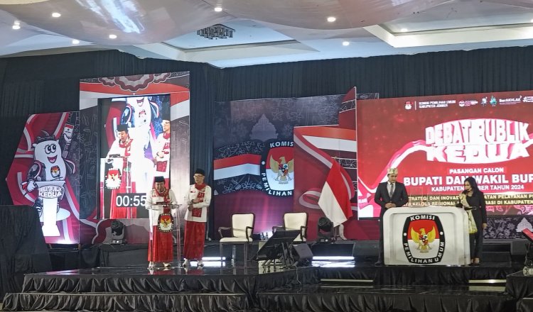 Paslon nomor urut 1 bersiap menyampaikan gagasan dalam debat publik kedua Pilkada Jember, Sabtu (9/11/2024), malam. (Foto: Zainul Hasan)