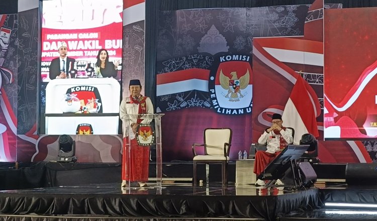 Hendy Siswanto menjelaskan tentang filosofi HAM dalam debat publik Pilkada Jember, Sabtu (9/11/2024). (Foto: Zainul Hasan)
