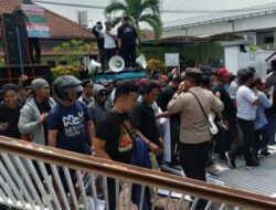 Warga Mengamuk, Jebol Gerbang Bawaslu Jember: Mana Sanda?