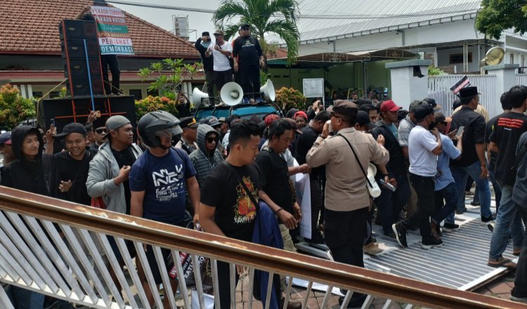 Warga memaksa masuk ke dalam Kantor Bawaslu Jember menjebol gerbang, Rabu (13/11/2024). (Foto: Zainul Hasan)
