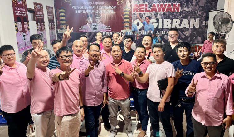 Pengusaha Tionghoa foto bersama Gus Fawait di Posko Rumah Cinta, Rabu (13/11/2024), malam. (Foto: Istimewa)