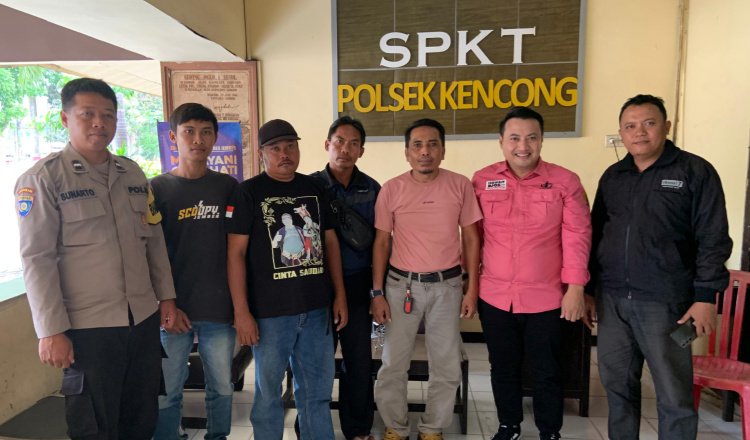 Tim Paslon 02 melaporkan oknum tim Paslon 01 ke Polsek Kencong terkait dugaan pengrusakan APK, Jumat (15/11/2024). (Foto: Istimewa)