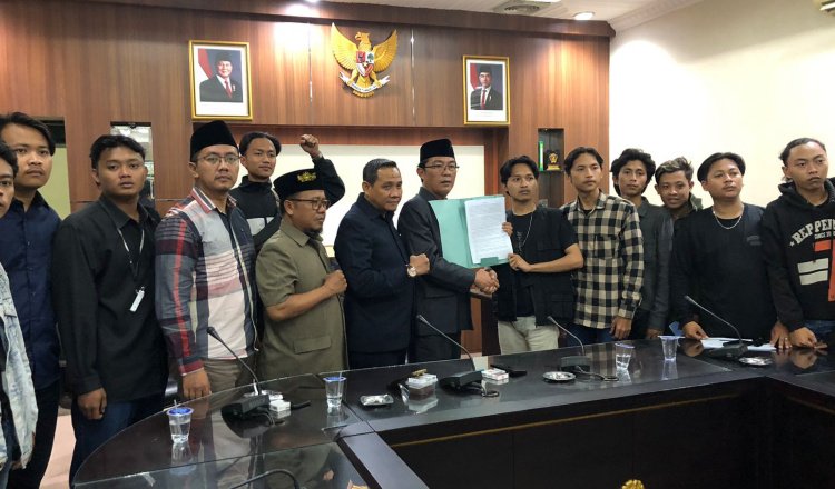 Anggota Gelar Aksi menyampaikan tuntutannya ke Pansus Pilkada DPRD Jember, Jumat (15/11/2024). (Foto: Istimewa)