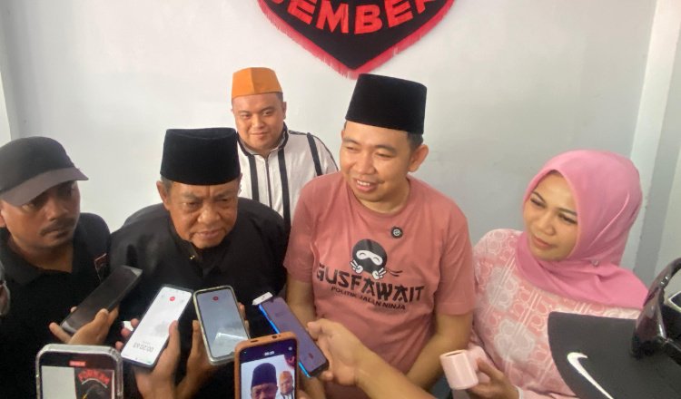 Ketua Forkam dan Gus Fawait diwawancarai awak media, Sabtu (16/11/2024). (Foto: Istimewa)