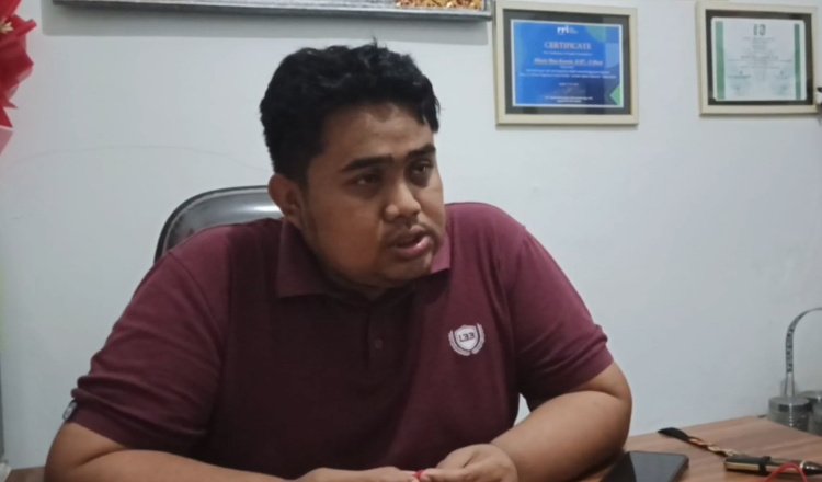 Ketua Bawaslu Jember diwawancarai awak media di ruang kerjanya, Jumat (15/11/2024). (Foto: Istimewa)
