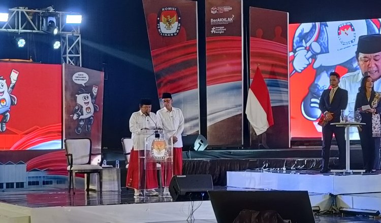 Hendy-Firjaun membacakan visi dan misinya dalam Debat Ketiga [ilkada Jember, Sabtu (23/11/2024). (Foto: Istimewa)