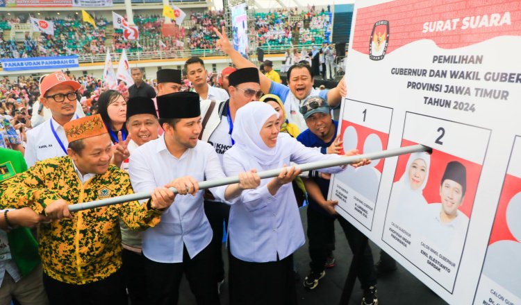 Khofifah-Emil mensimulasikan pencoblosan Paslon nomor urut 2 Pilgub Jatim, Minggu (10/11/2024). (Foto: Istimewa)