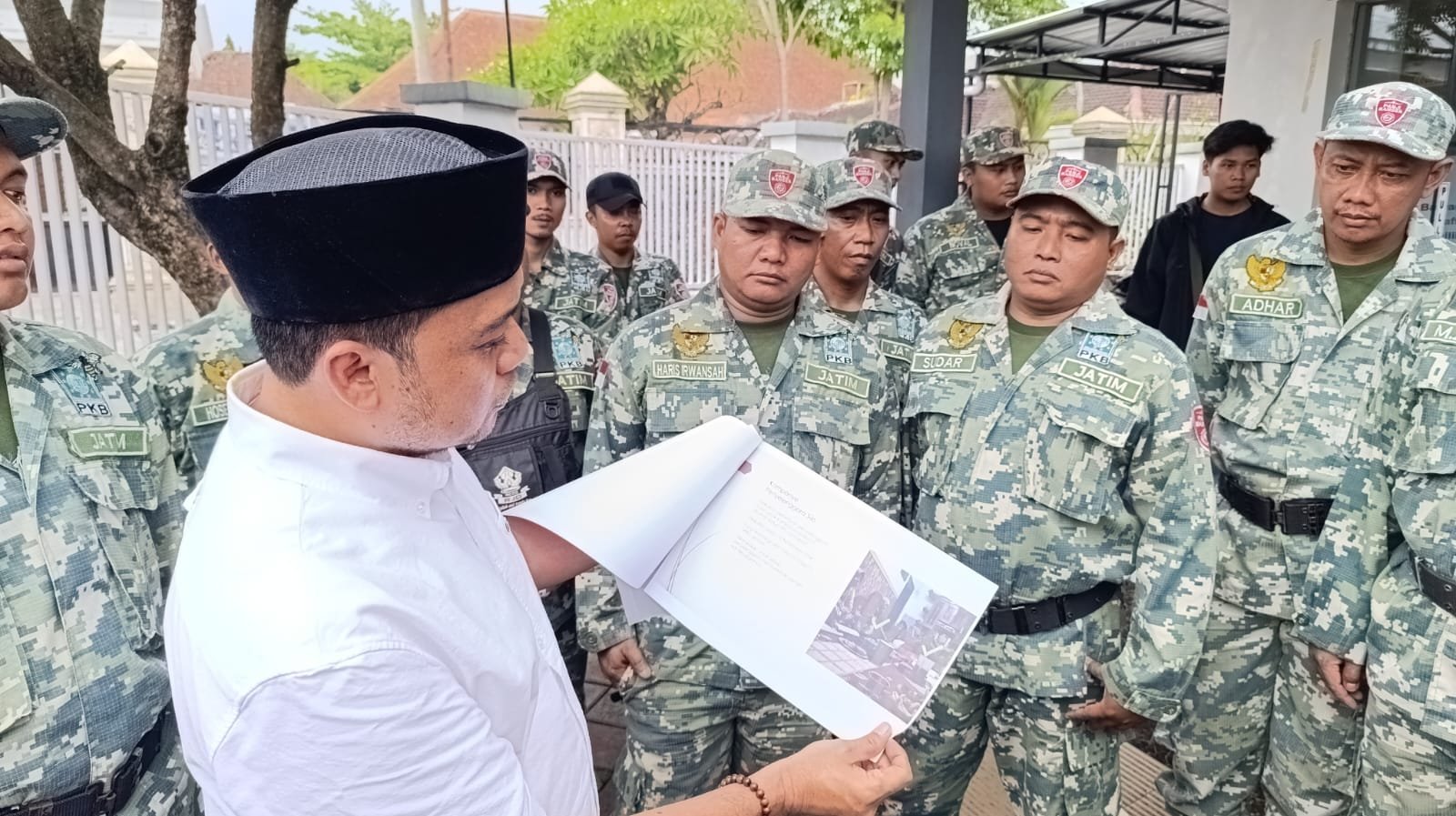 Ayub Junaidi menunjukkan bukti-bukti yang dilampirkan dalam laporan ke Bawaslu Jember, Selasa (12/11/2024). (Foto: Zainul Hasan)