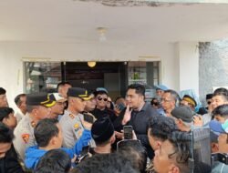 Warga Labrak Kantor Bawaslu Jember, Desak Sanda Pecat Jovita
