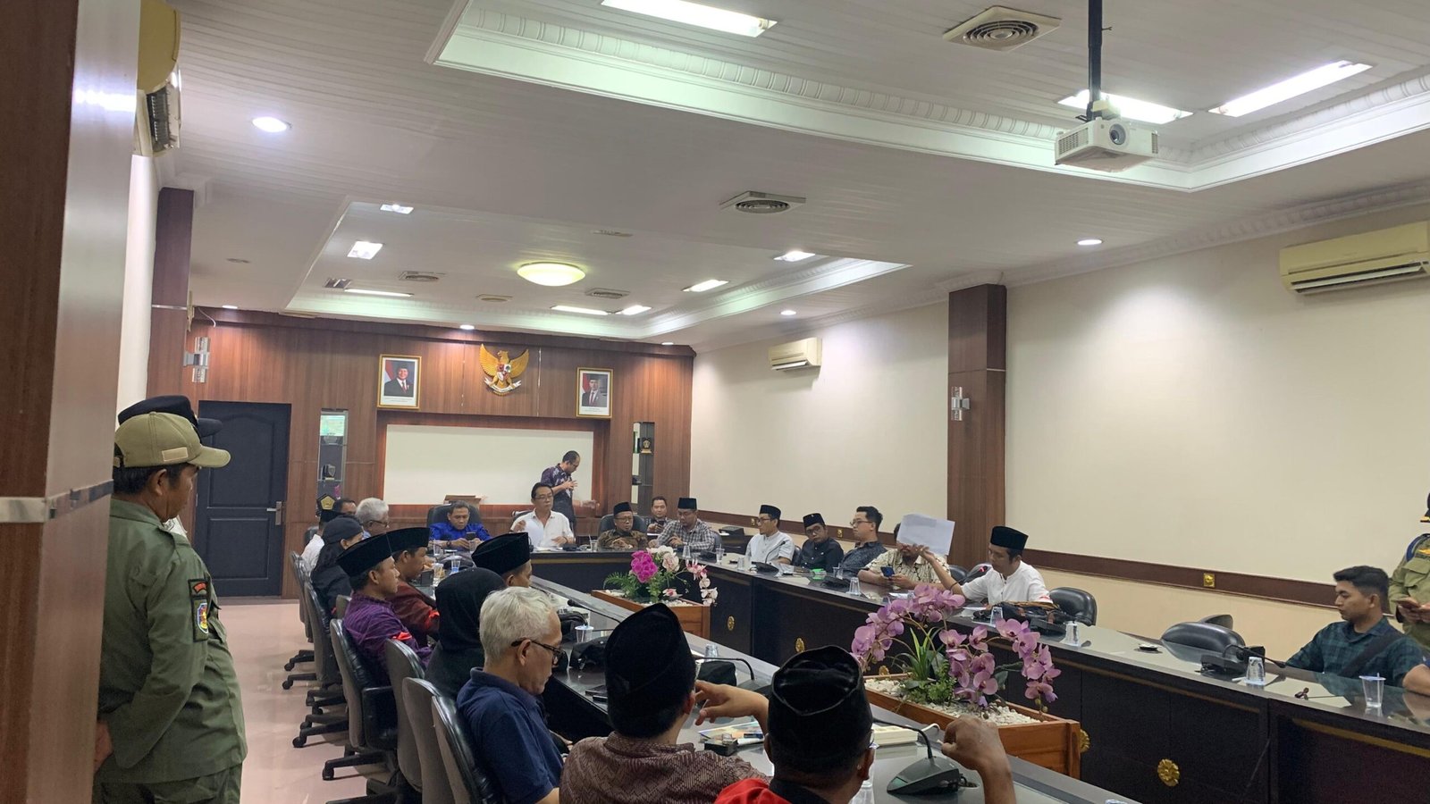 Tim Pansus Pilkada DPRD Jember menemui anggota aksi bela kiai, Kamis (14/11/2024). (Foto: Istimewa)