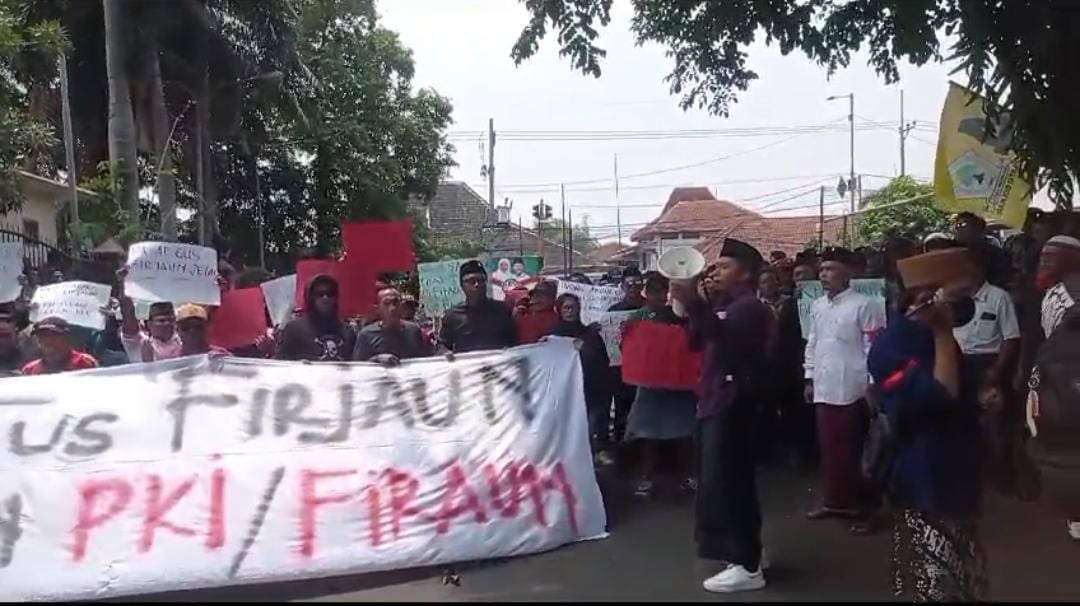 Sejumlah warga menggelar aksi bela kiai di area gedung DPRD Jember, Kamis (14/11/2024). (Foto: Istimewa)