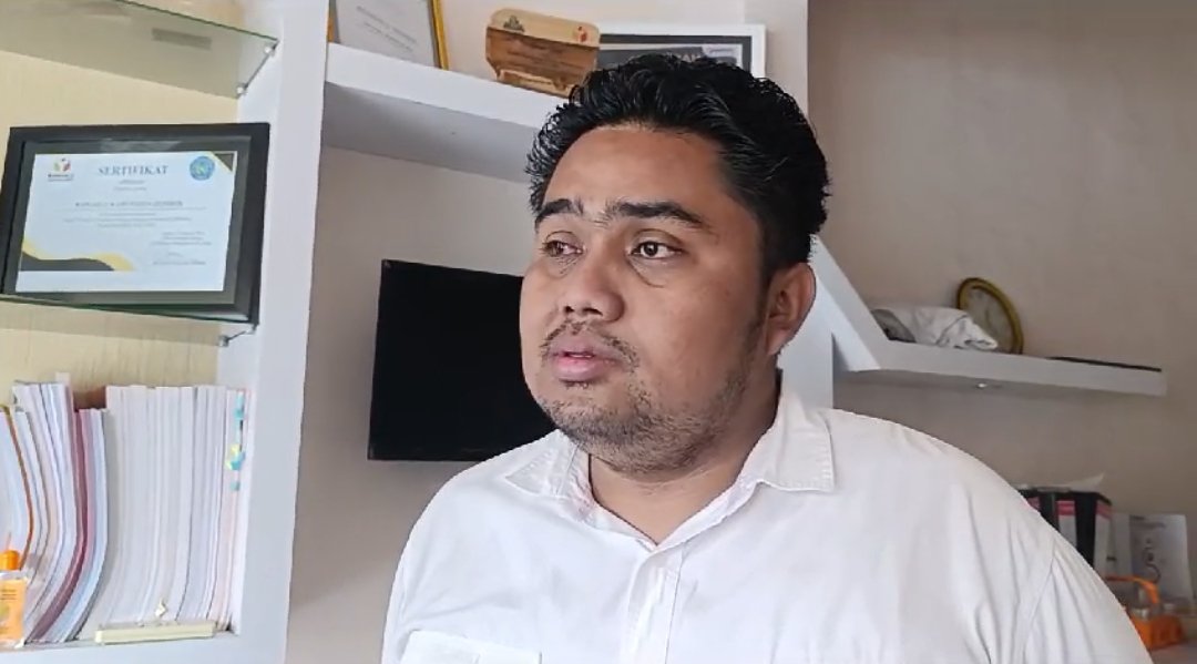 Ketua Bawaslu Jember diwawancarai awak media, Senin (18/11/2024). (Foto: Zainul Hasan)