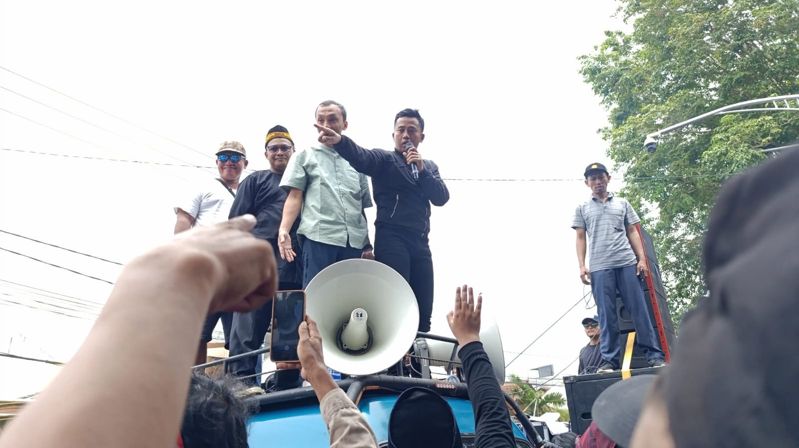 Demonstrasi dugaan pelanggaran netralitas penyelenggara Pemilu, Rabu (13/11/2024). (Foto: Zainul Hasan)