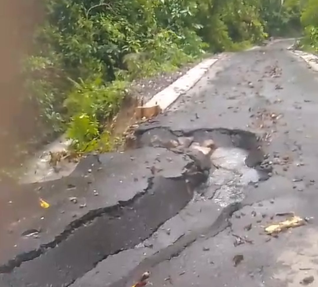 Kondisi terkini jalan aspal di Dusun Bandealit, Jumat (29/11/2024). (Foto: Tangkapan layar video amatir)