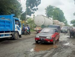 Jalan Provinsi di Jember Hancur Gara-gara Dilintasi Truk Overload Setiap Hari