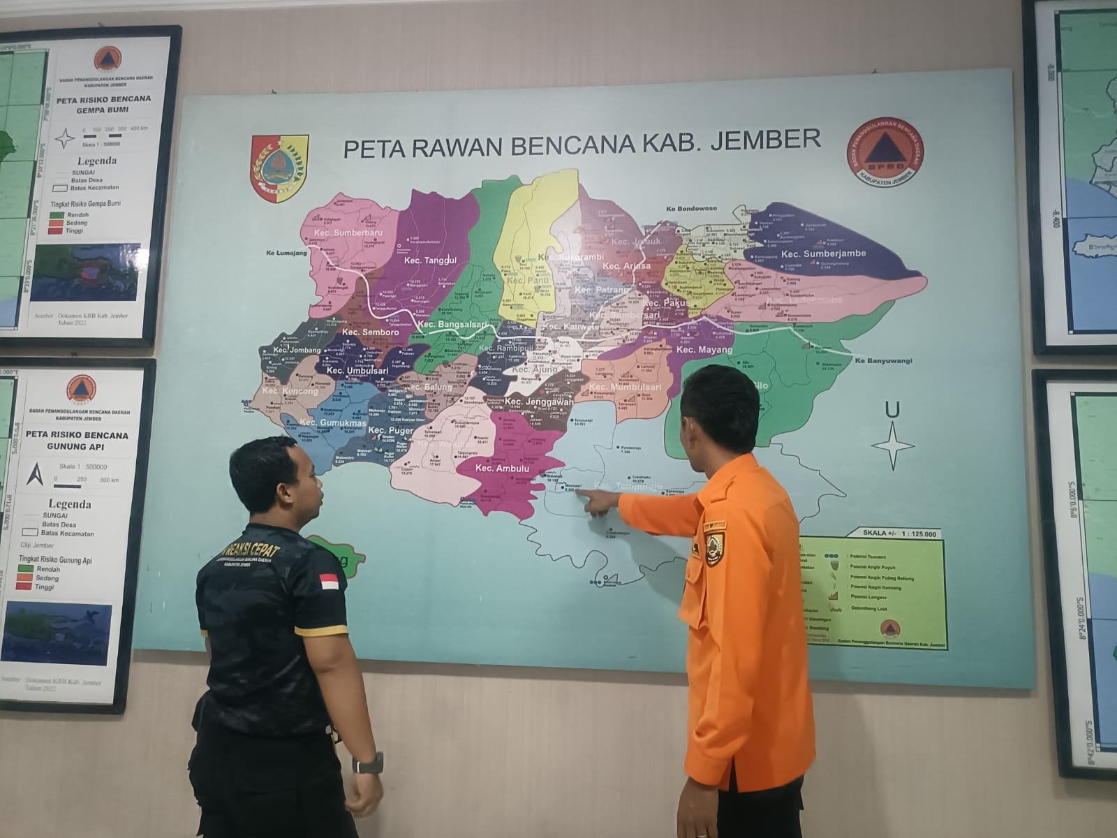 BPBD Jember menunjuk peta daerah rawan bencana, Rabu (4/12/2024). (Foto: Teamwork)