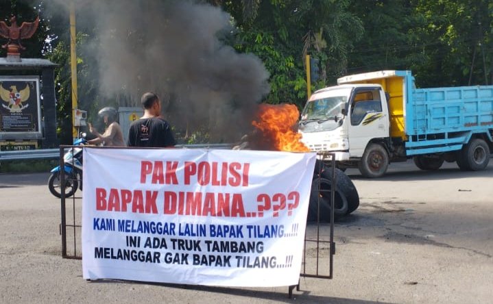 Warga blokade jalan di pertigaan Kecamatan Rambipuji, Selasa (3/12/2024). (Foto: Istimewa)