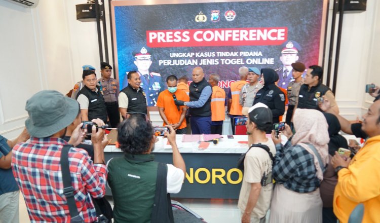 Konferensi pers di Aula Wengker Polres Ponorogo ungkap kasus judi online, Rabu (4/12/2024). (Foto: Istimewa)