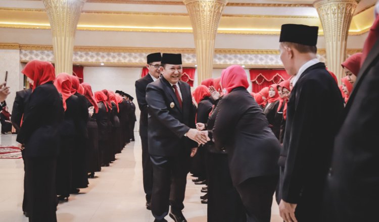 Bupati Hendy berjabat tangan dengan para pejabat yang baru dilantik, Jumat (6/12/2024). (Foto: Dokumentasi Diskominfo Jember)