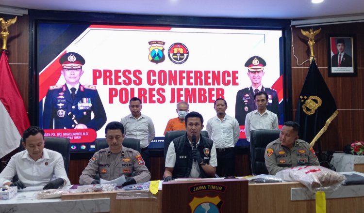 Konferensi pers di Mako Polres Jember pada Senin (9/12/2024), ungkap kasus penangkapan Kakek S. (Foto: Humas Polres Jember)
