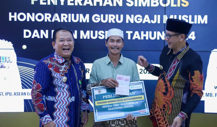Bupati Jember menyerahkan secara simbolis honorarium kepada guru ngaji, Kamis (12/12/2024). (Foto: Dokumentasi Diskominfo Jember)