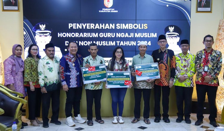 Bupati Jember menyerahkan secara simbolis honorarium guru ngaji dan Al-Kitab di Pendapa Wahyawibawagraha, Kamis (12/12/2024). (Foto: Diskominfo Jember)