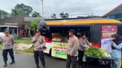 Mobil mayur Kamtibmas Polresta Banyuwangi membagikan sayur gratis. (Foto: Humas Polresta Banyuwangi)