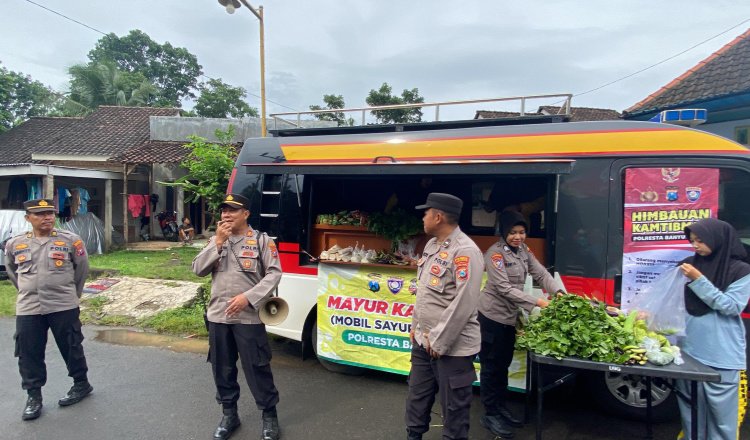 Mobil mayur Kamtibmas Polresta Banyuwangi membagikan sayur gratis. (Foto: Humas Polresta Banyuwangi)